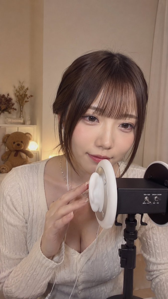 YouTube Thumbnail - Japanese ASMR Streamer Studio — output 1