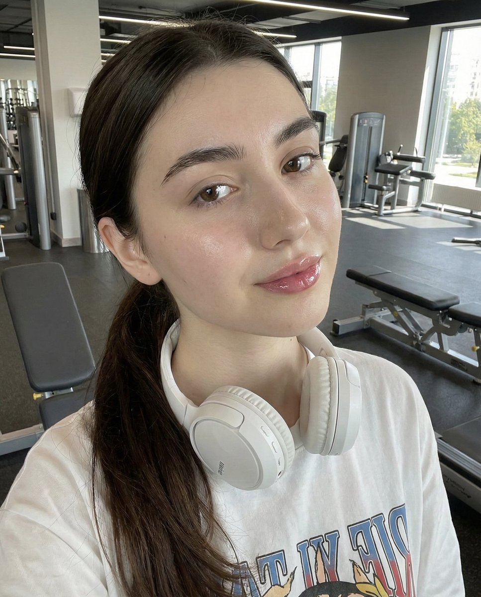 Photorealistic Gym Selfie Prompt with Identity Lock — output 1