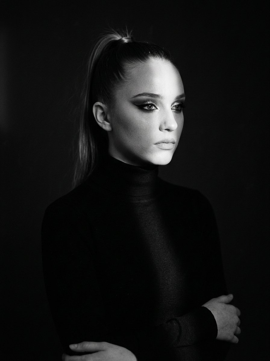 Product Marketing - Dramatic Black and White Portrait Prompt — output 1