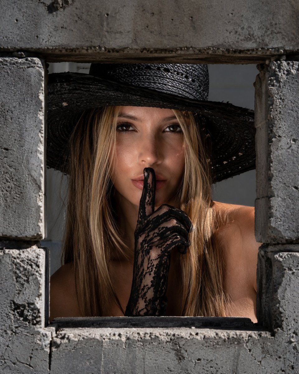 Product Marketing - Editorial Peephole Silence Gesture — output 1