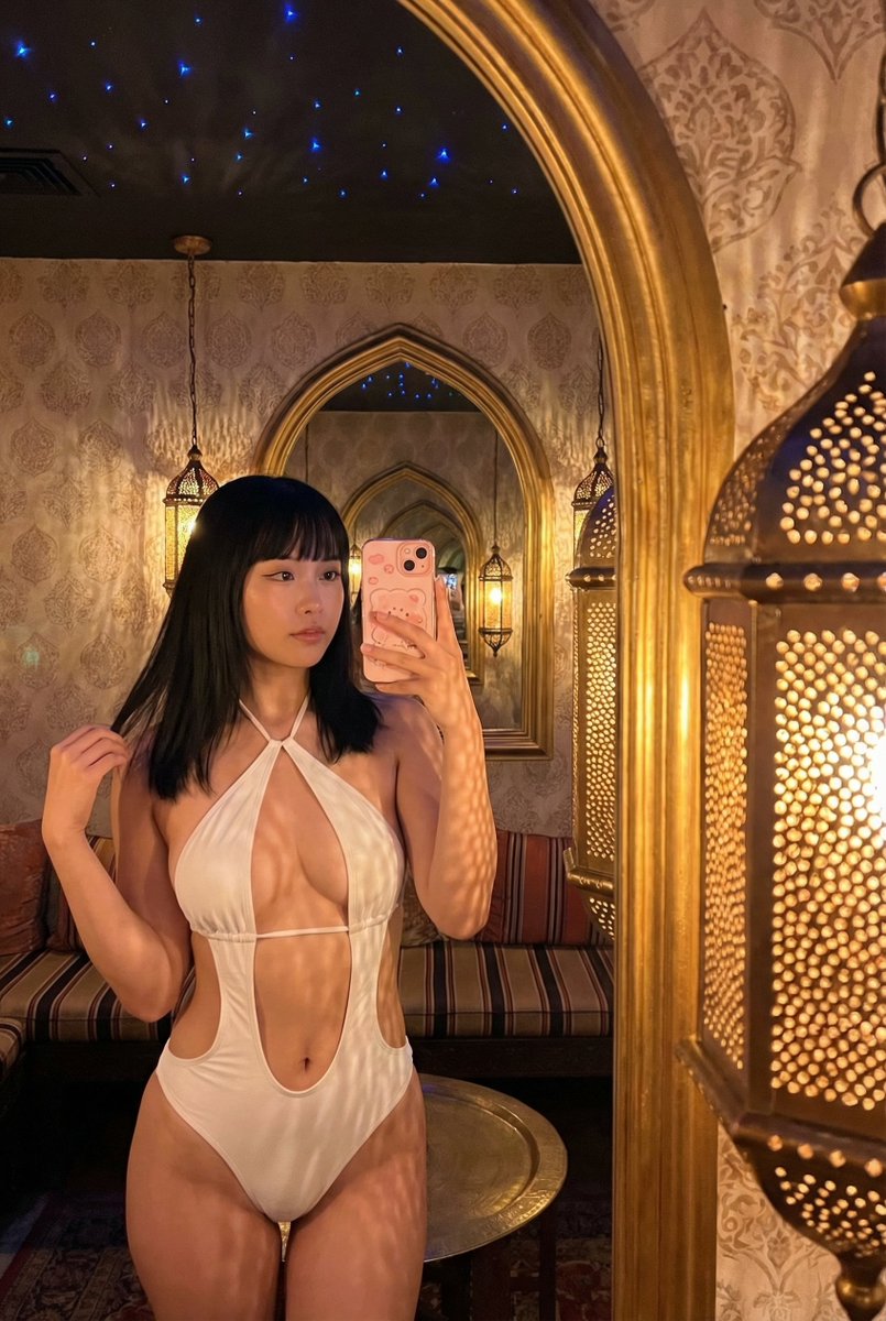 Profile / Avatar - Mirror Selfie in Ornate Lounge — output 1