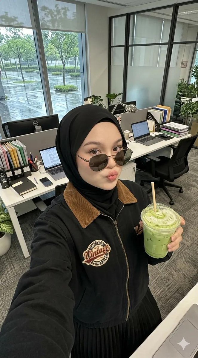 Profile / Avatar - Modern Office Hijab Selfie — output 1