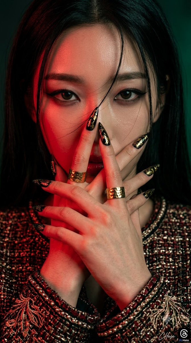 Profile / Avatar - Gothic High-Fashion Extreme Close-up — output 1