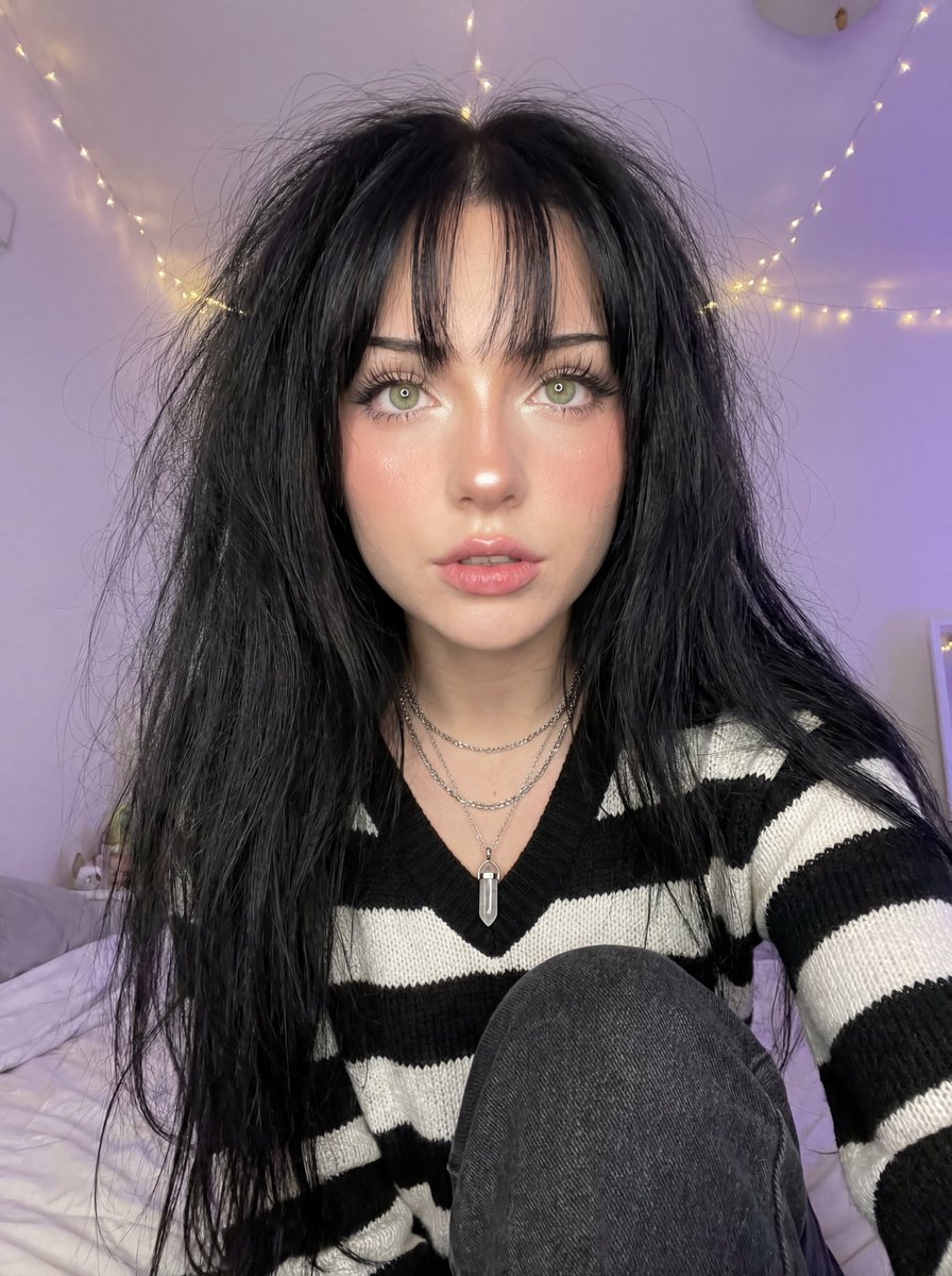 Profile / Avatar - Soft Focus High-Angle Selfie Prompt โ output 1