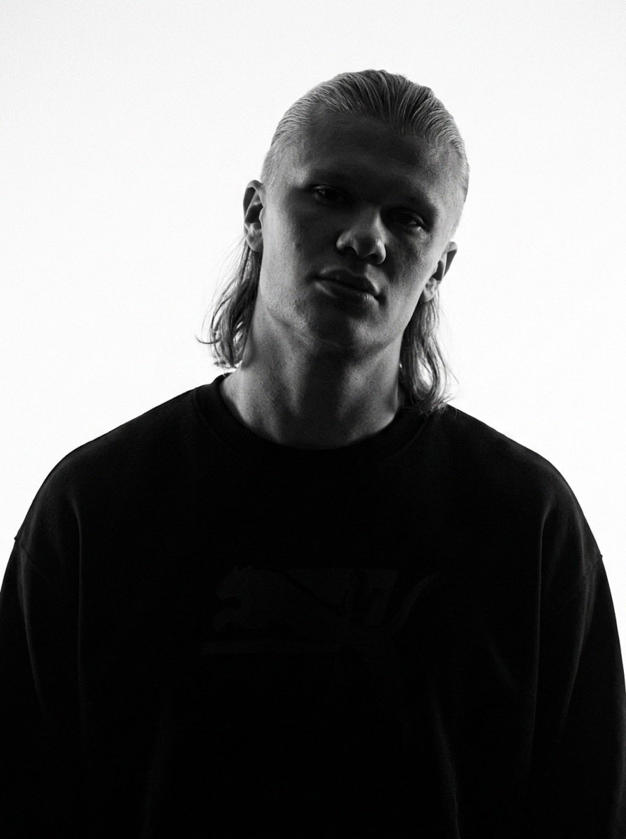 Profile / Avatar - Monochrome Low-Key Fashion Portrait — output 1