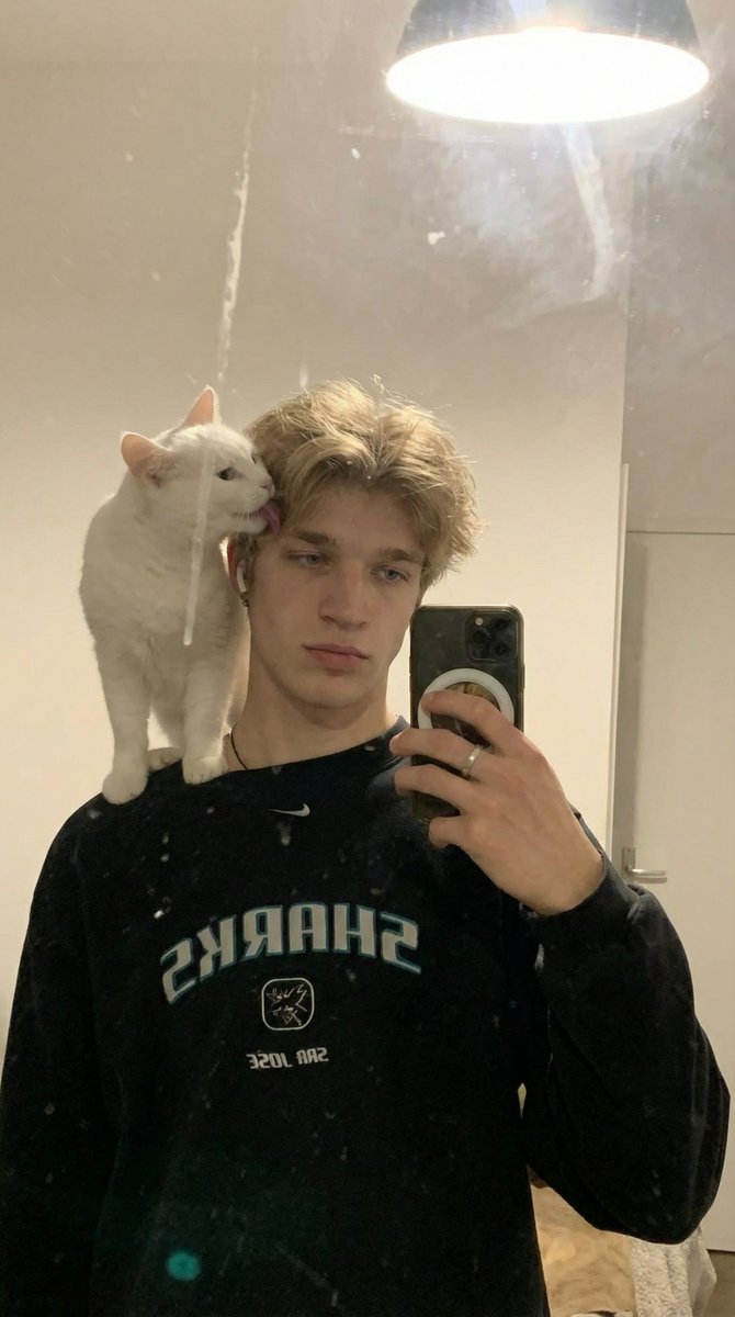 Profile / Avatar - Cozy Aesthetic Mirror Selfie with White Cat — output 1