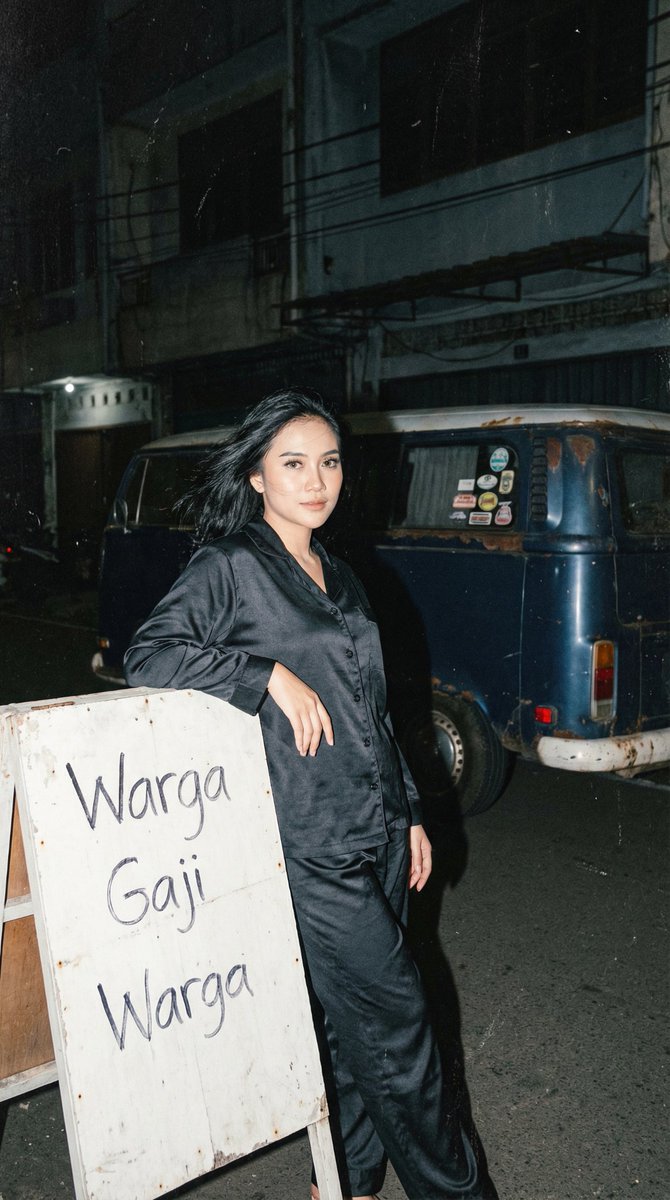 Analog 35mm Night Photography Portrait Prompt with VW Van — output 1