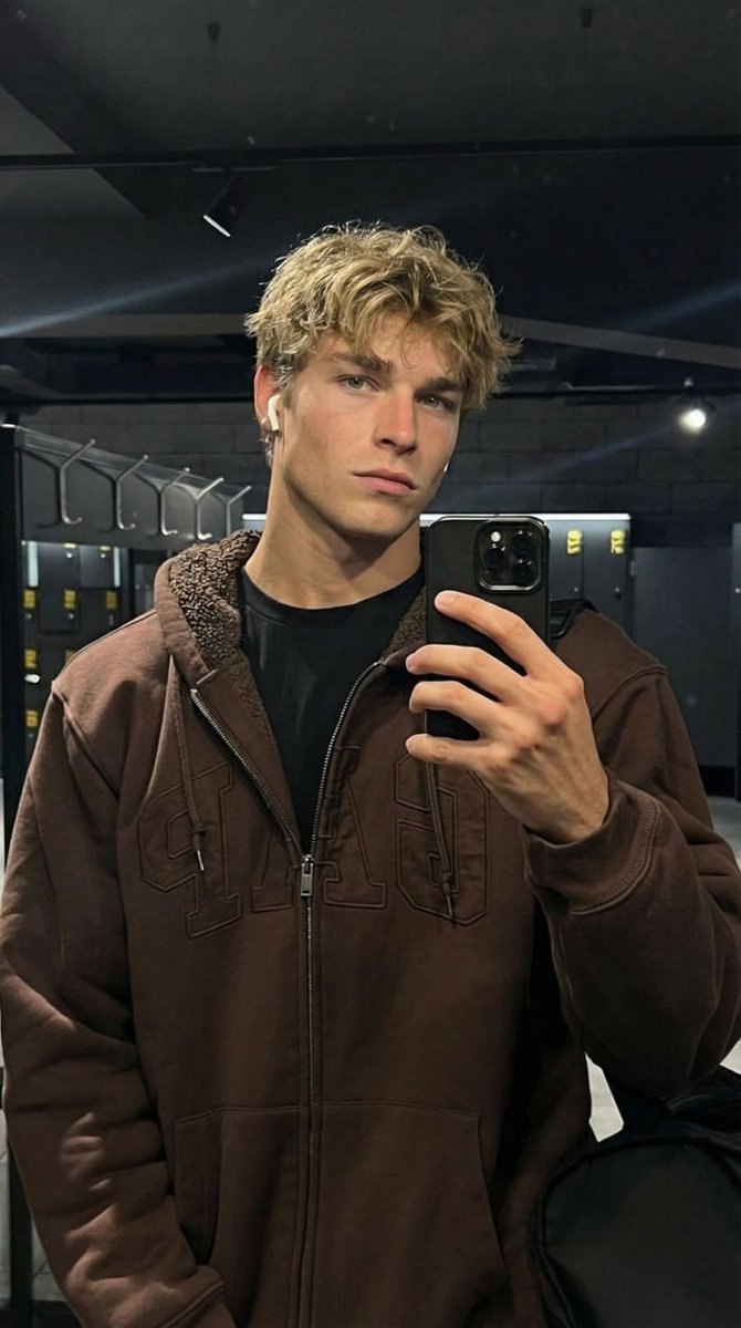 Profile / Avatar - Photorealistic Mirror Selfie in a Modern Gym Locker Room — output 1