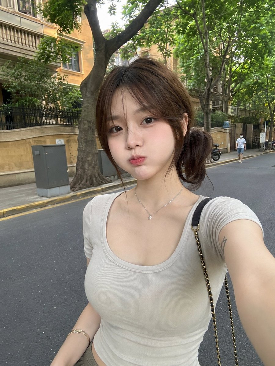 Profile / Avatar - RAW Smartphone Lifestyle Portrait — output 1