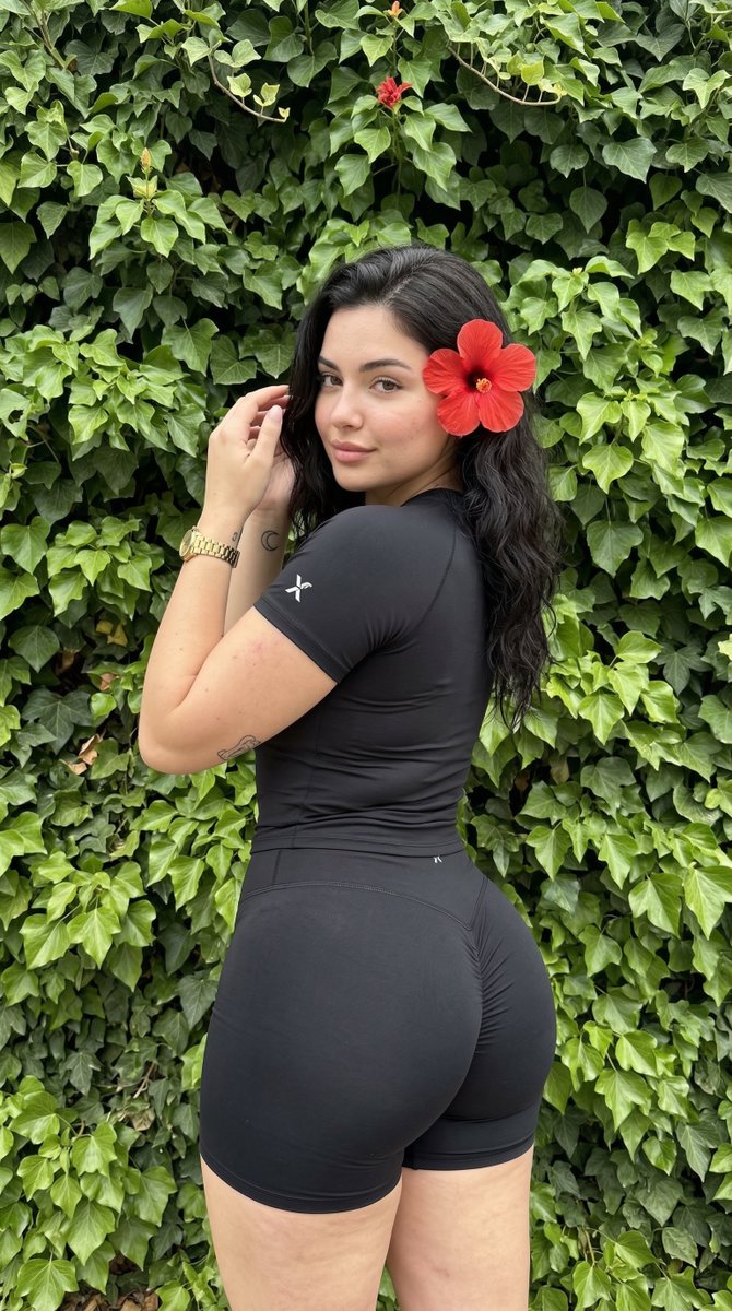 Profile / Avatar - Raw Outdoor iPhone Snap of a Curvy Woman — output 1