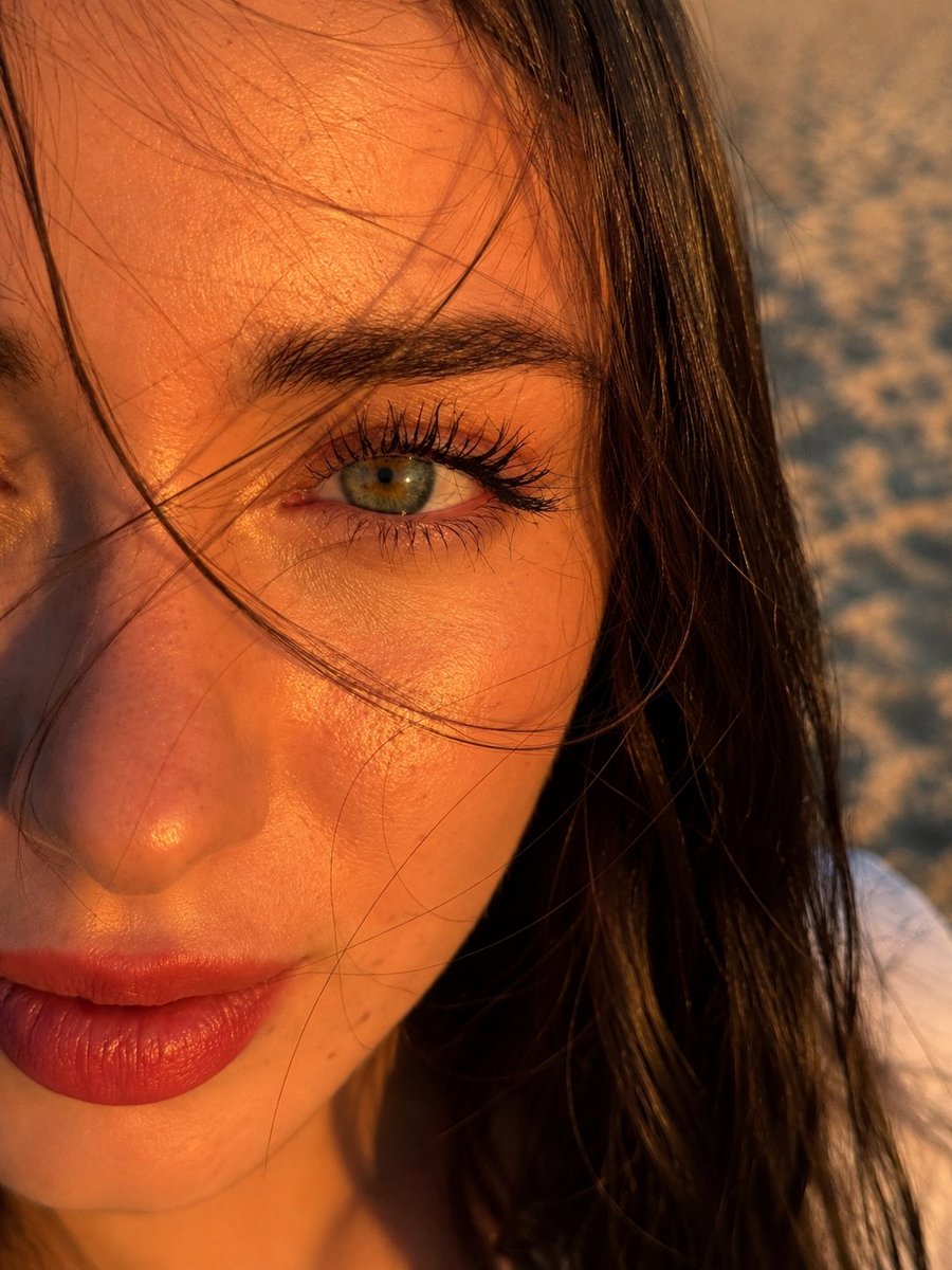 Profile / Avatar - Hyper-Realistic Eye Focal Point Portrait — output 1