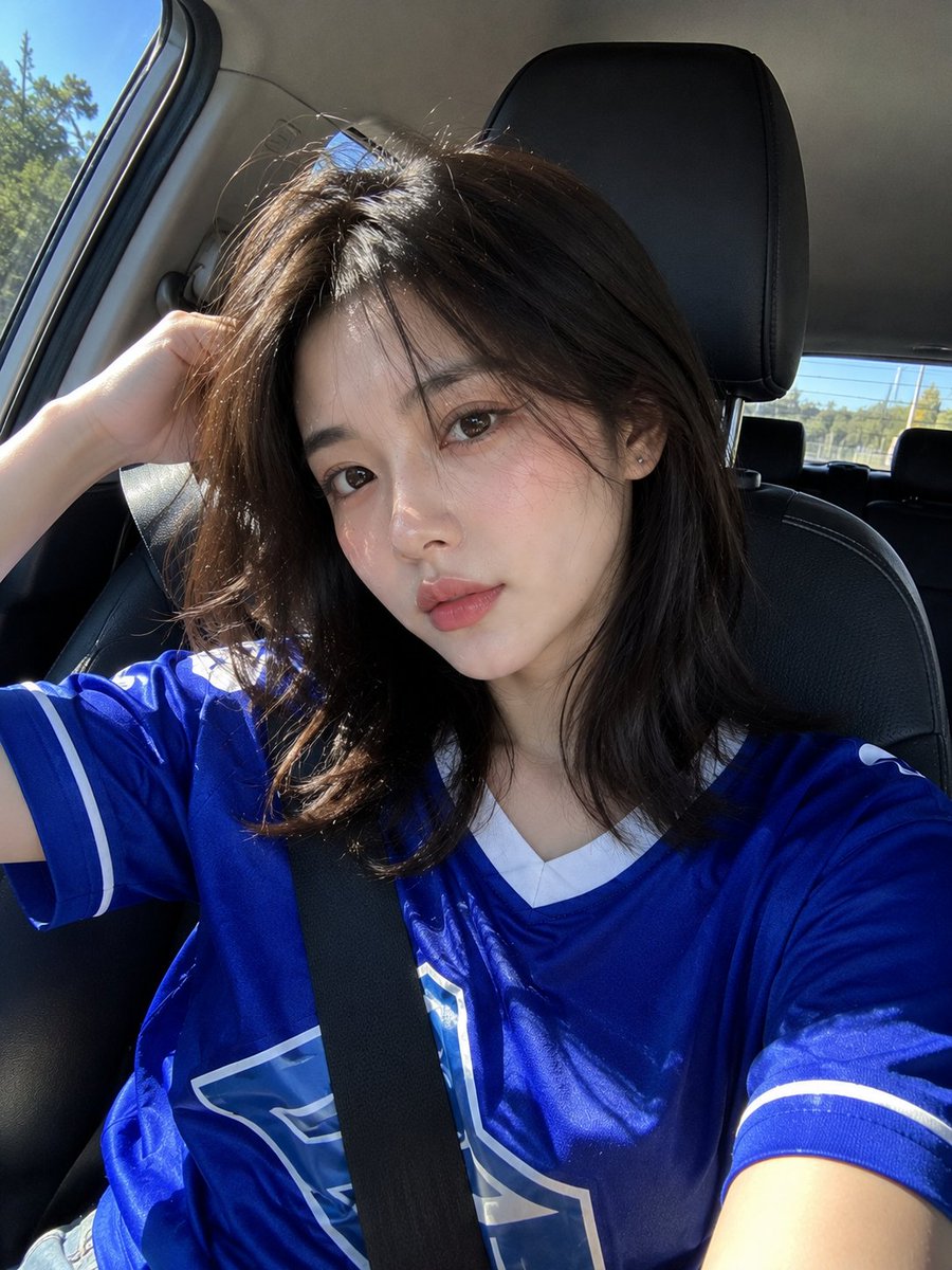 Profile / Avatar - Ultra-Realistic Smartphone Selfie — output 1