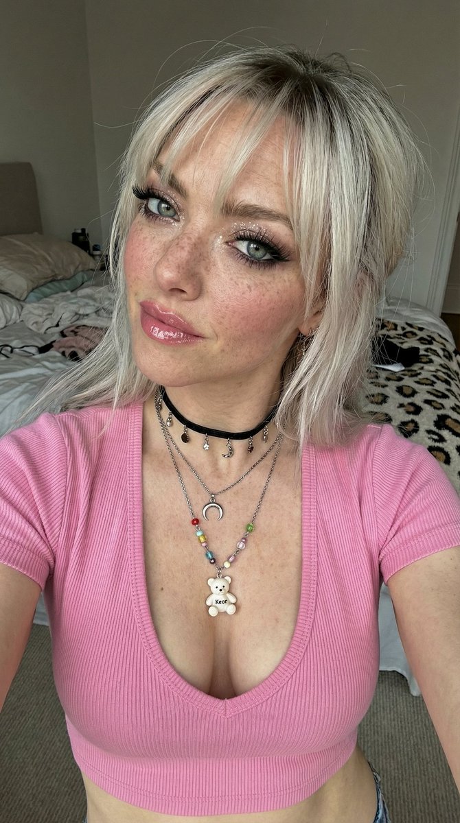 Profile / Avatar - Photorealistic Influencer Close-up Selfie — output 1