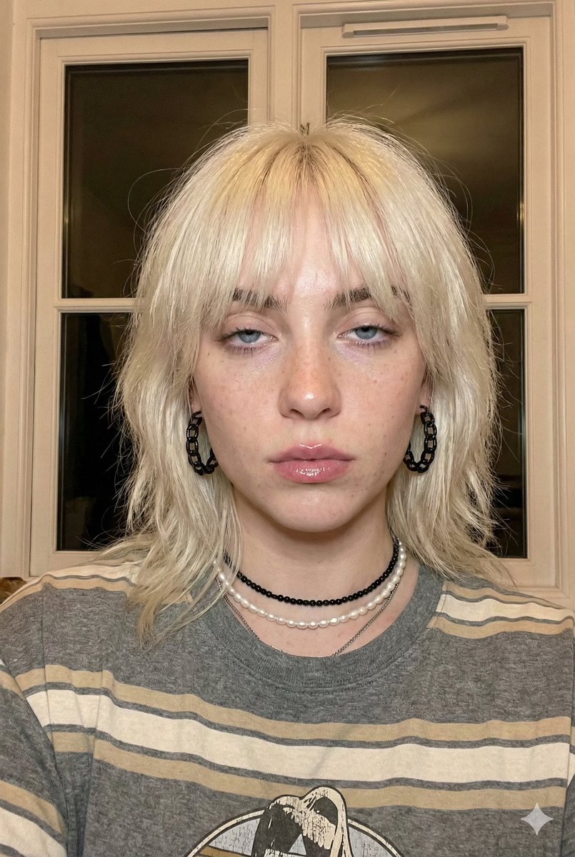 Profile / Avatar - Photorealistic Billie Eilish Selfie (Blonde Era) — output 1