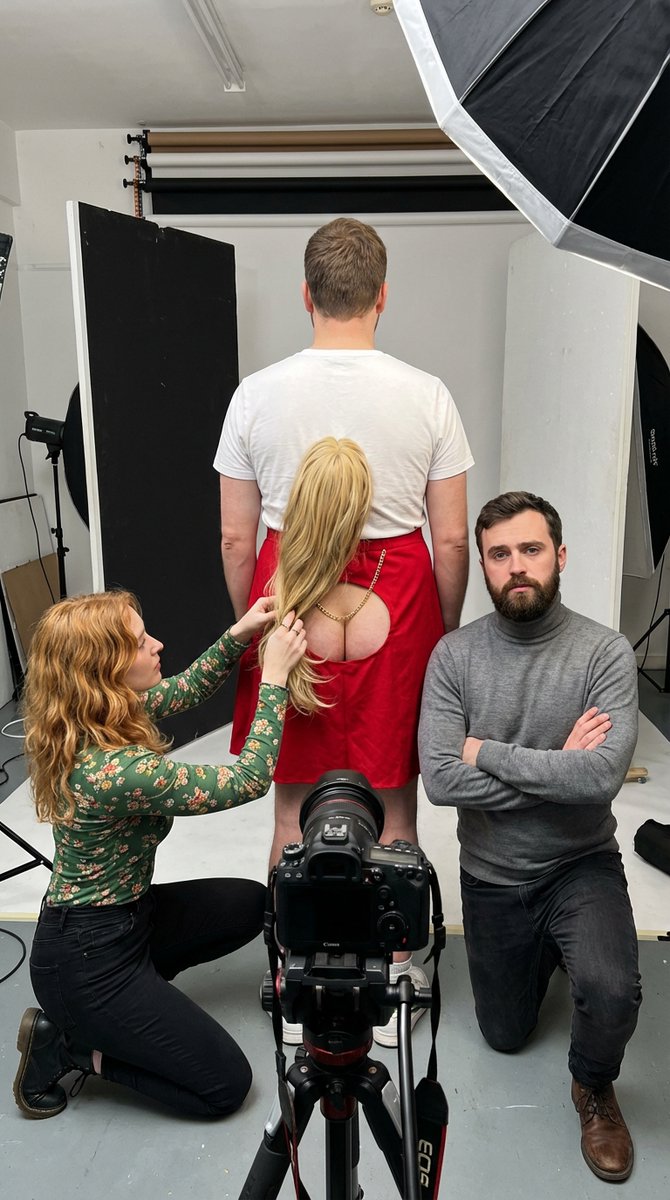 Humorous Behind-the-Scenes Photography Illusion — output 1