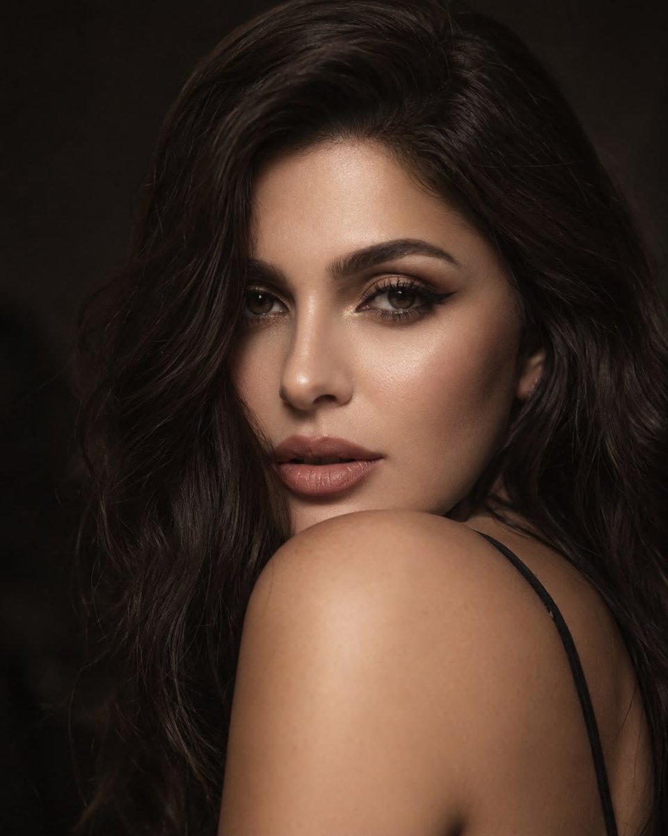 Social Media Post - Luxury Editorial Fashion Beauty Portrait — output 1