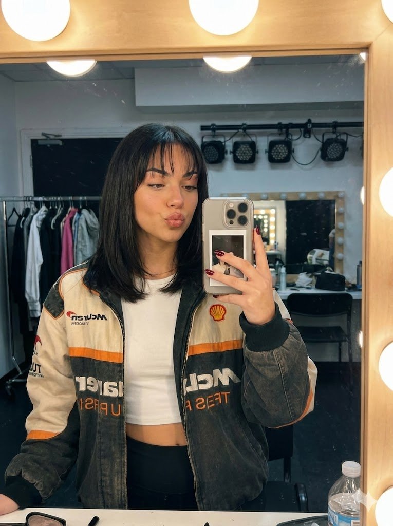 Profile / Avatar - Indoor Makeup Room Mirror Selfie — output 1