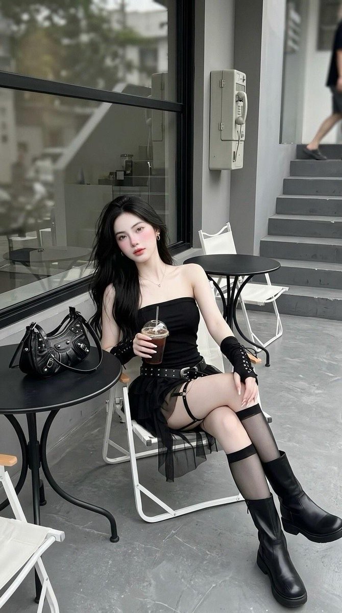 Product Marketing - Minimalist Cafe Street Fashion — output 1