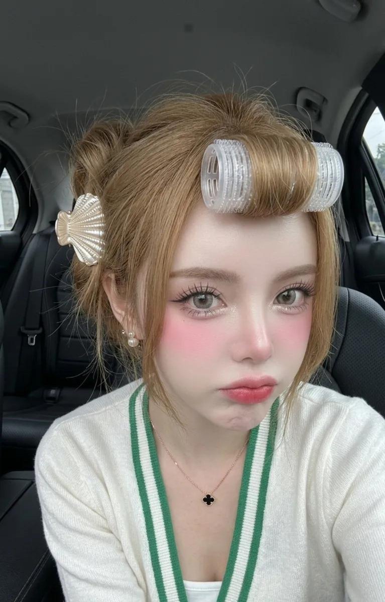 Profile / Avatar - Korean Style Soft-Glam Car Selfie — output 1