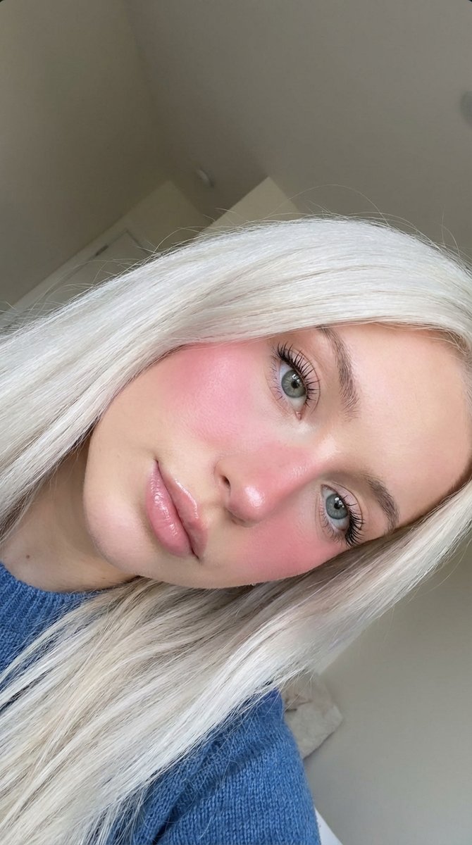 Profile / Avatar - Extreme Close-up Beauty Selfie with Heavy Blush — output 1
