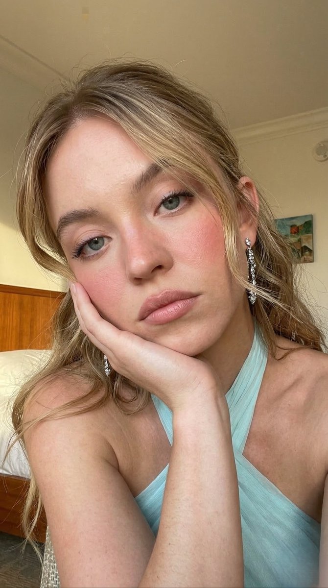 Profile / Avatar - Ultra Photorealistic Selfie Prompt for Sydney Sweeney — output 1