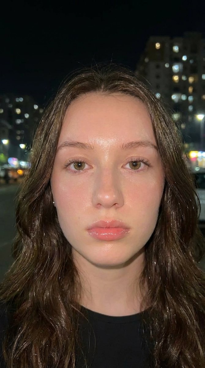 Profile / Avatar - Hyper-Idealized Douyin-Style Night Portrait — output 1