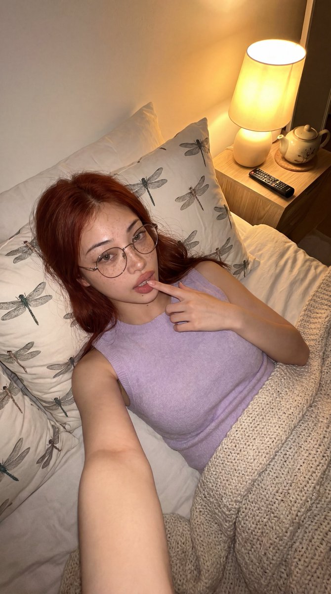 Profile / Avatar - Cozy Bedroom Lifestyle Selfie — output 1