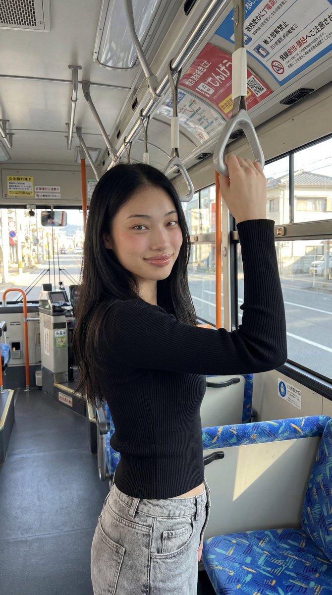 Profile / Avatar - Korean Girl on Japanese Bus — output 1