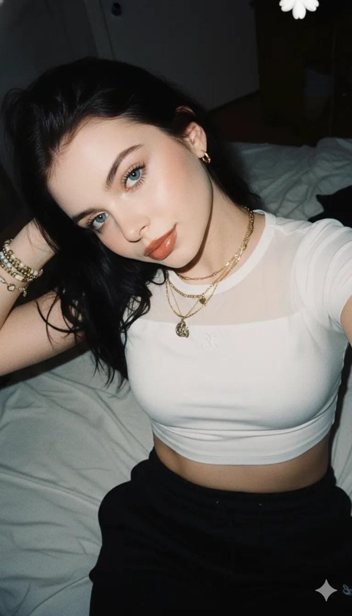 Profile / Avatar - 2000s Aesthetic Flash Selfie Prompt — output 1