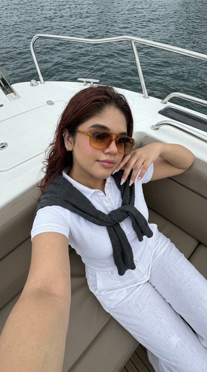 Profile / Avatar - Smartphone Selfie on Motorboat — output 1