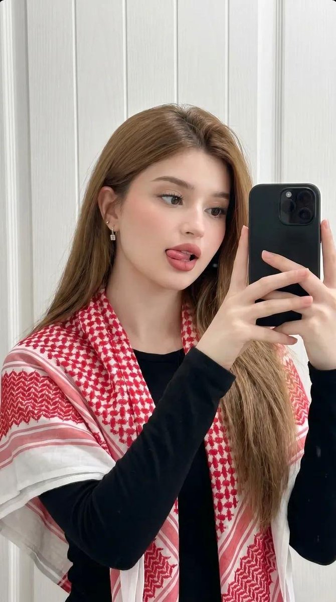 Profile / Avatar - Lifestyle Smartphone Selfie with Keffiyeh — output 1