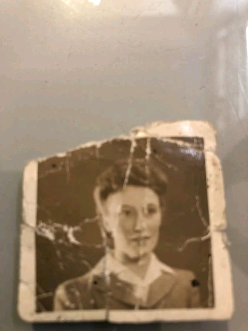 Profile / Avatar - Photo restoration prompt for Nano Banana Pro — output 1
