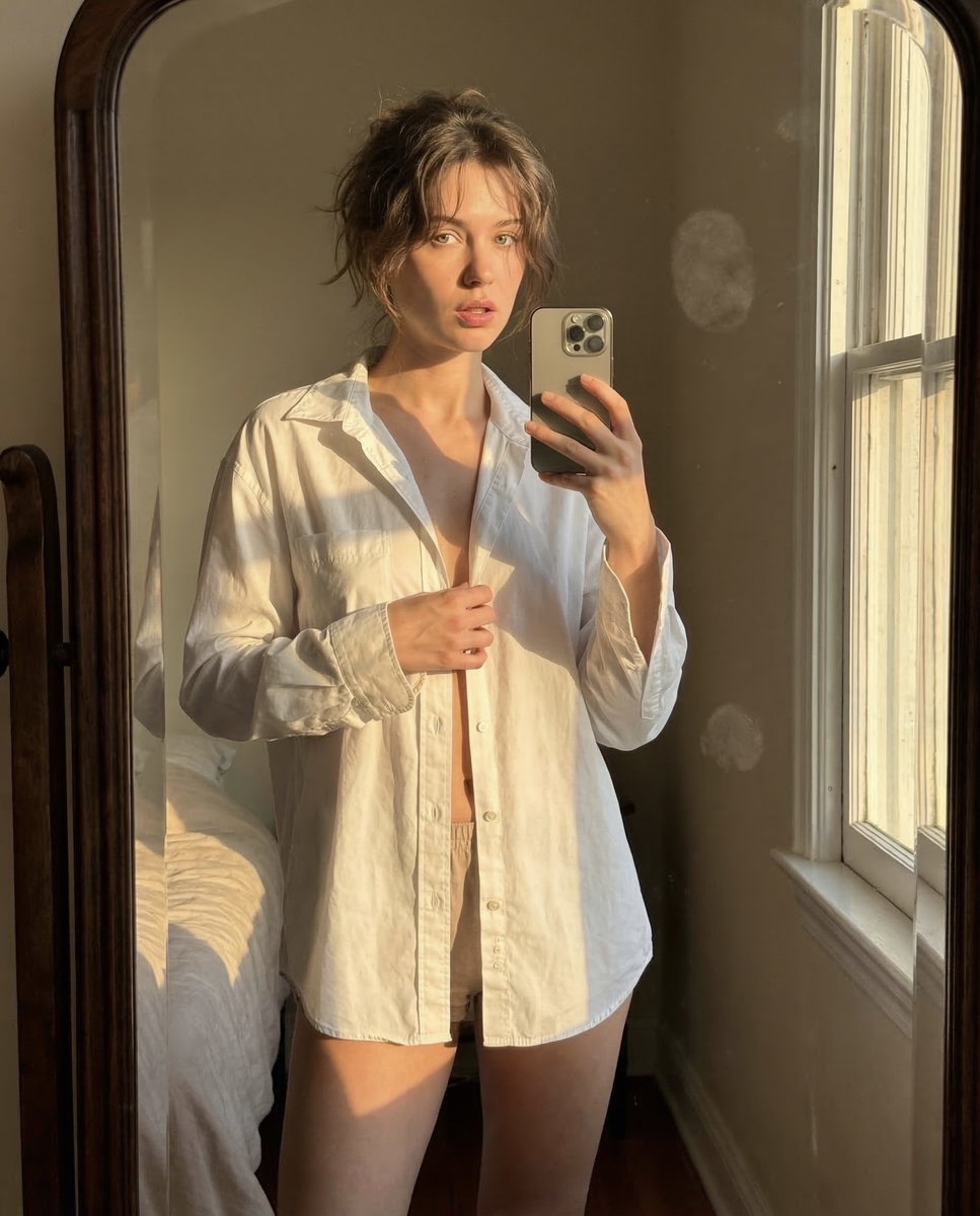 Profile / Avatar - Golden Hour Mirror Selfie Realism — output 1