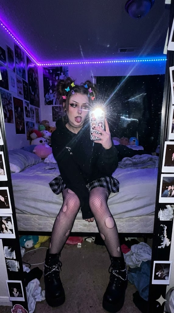 Profile / Avatar - E-Girl Mirror Selfie Prompt (JSON Format) — output 1