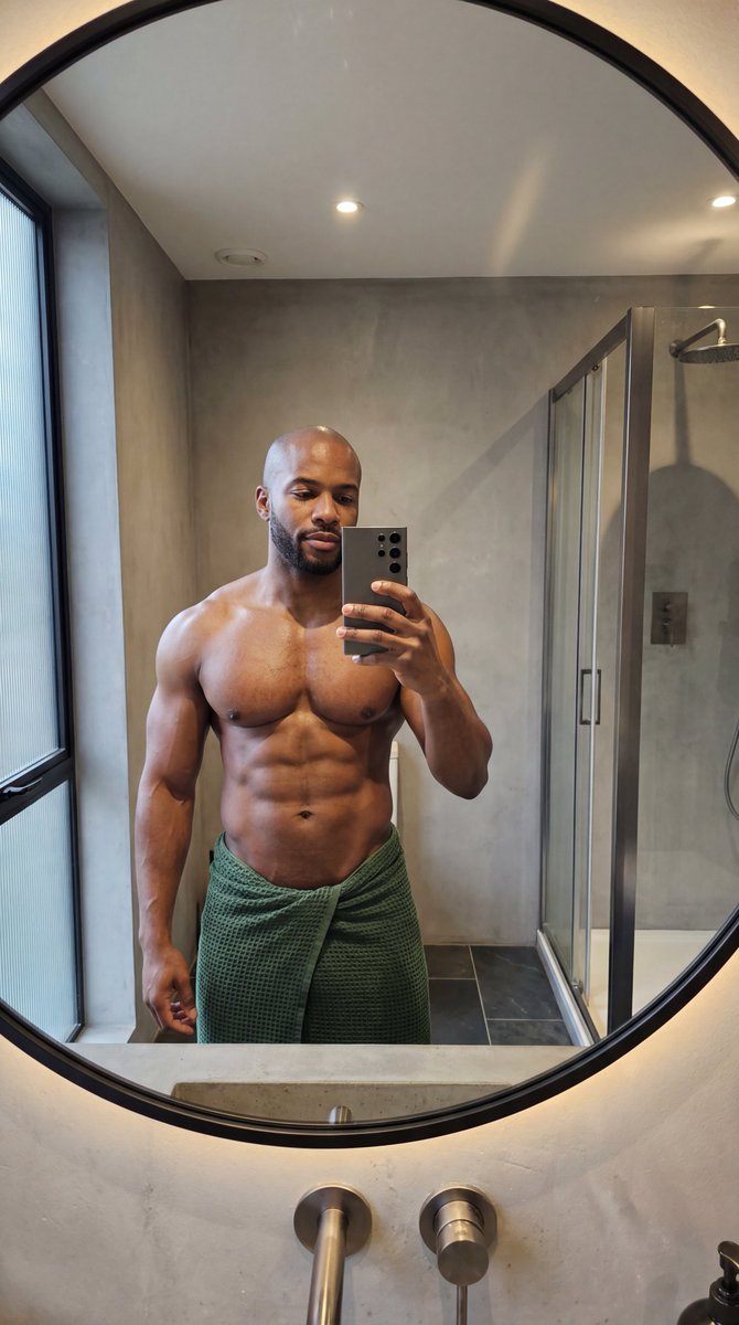 Profile / Avatar - Photorealistic Anatomy-Locked Mirror Selfie Prompt — output 1