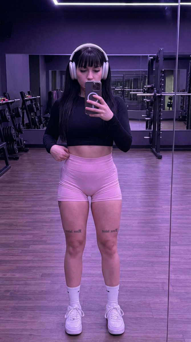 Social Media Post - Photorealistic Gym Mirror Selfie Prompt — output 1