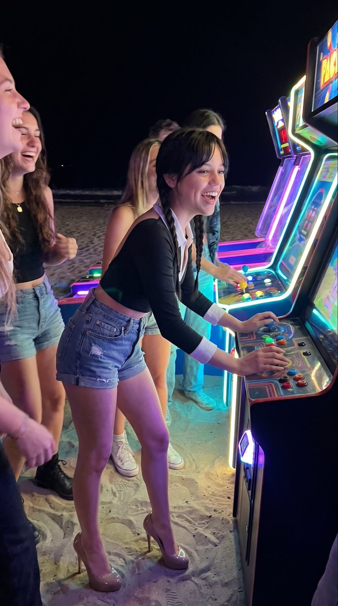 Profile / Avatar - Beach Arcade Night iPhone Shot — output 1