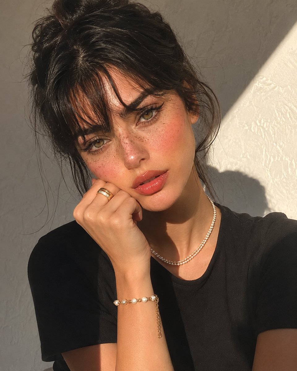 Profile / Avatar - Ultra-Realistic Editorial Beauty Close-up — output 1