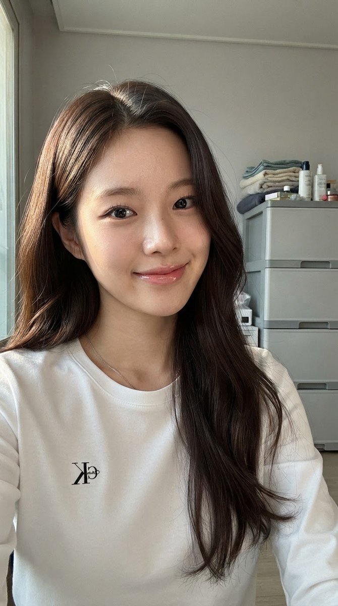Profile / Avatar - East Asian Woman Casual Selfie — output 1