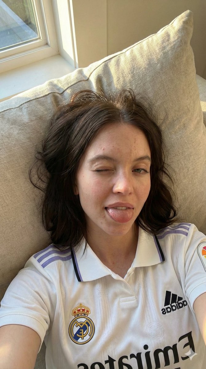 Profile / Avatar - JSON Prompt for Scarlett Johansson in Real Madrid Kit (Candid Selfie) — output 1