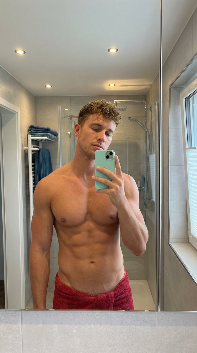 Photorealistic Mirror Selfie of a Muscular Man — output 1
