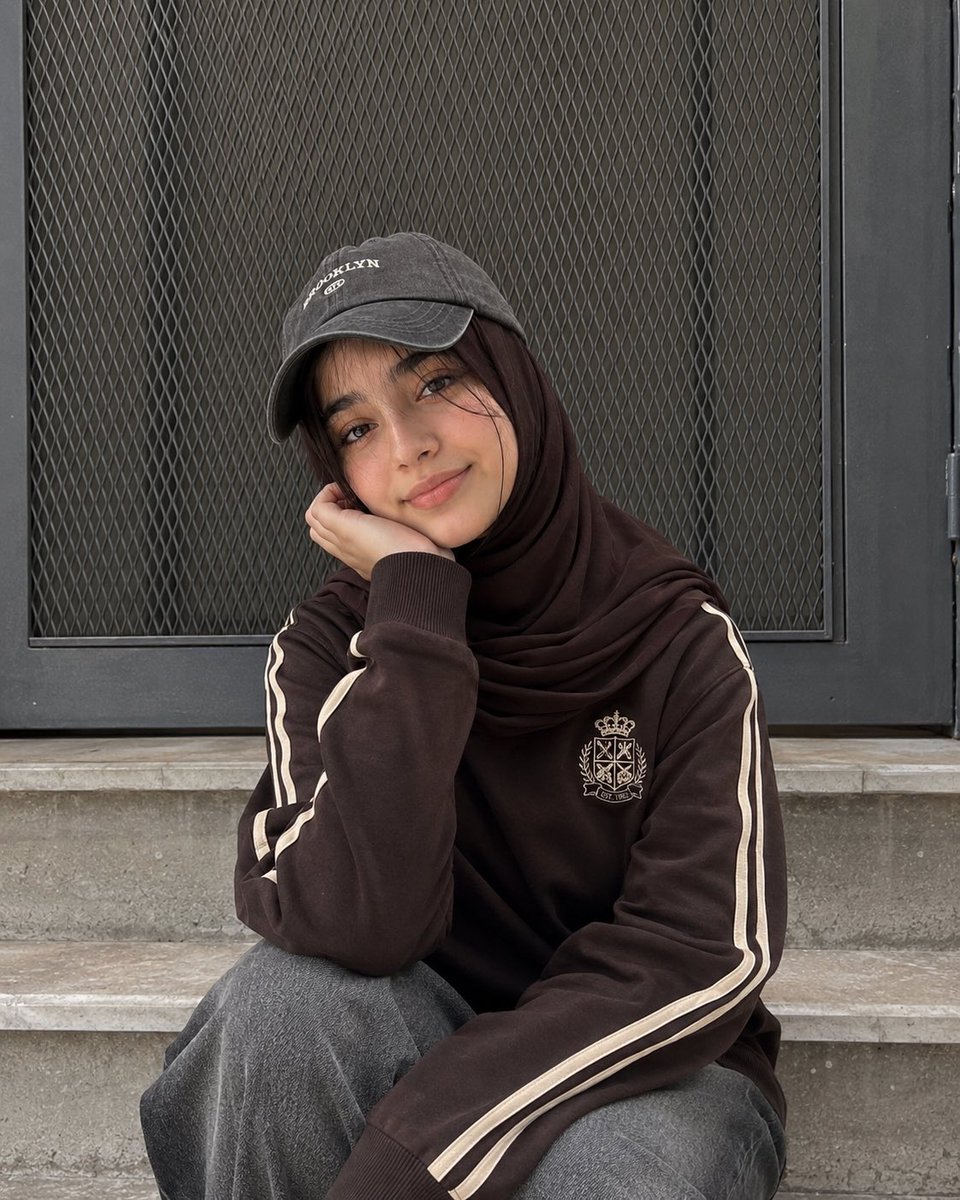 Profile / Avatar - Streetwear Hijab Portrait — output 1