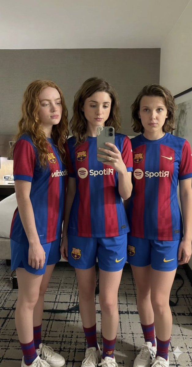 Full-Body Mirror Selfie of Actresses in FC Barcelona Kits — output 1
