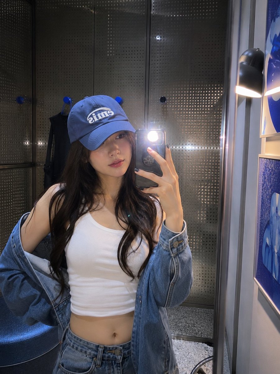 Profile / Avatar - Streetwear Fashion Mirror Selfie — output 1