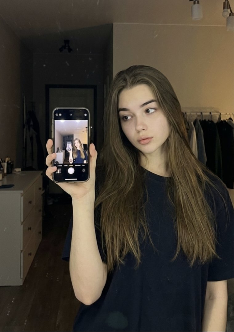 Mirror Selfie Portrait Prompt for Nano Banana Pro — output 1