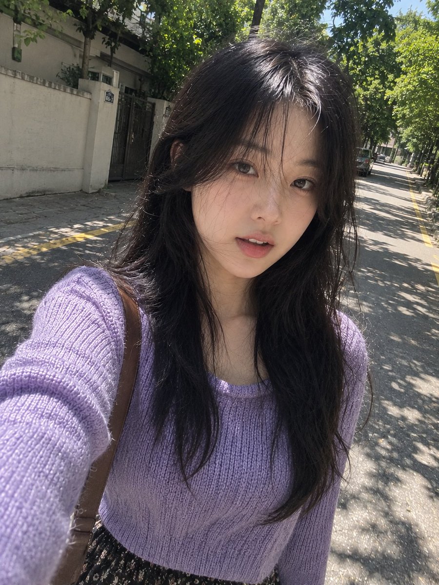 Profile / Avatar - Realistic Smartphone Selfie Portrait — output 1