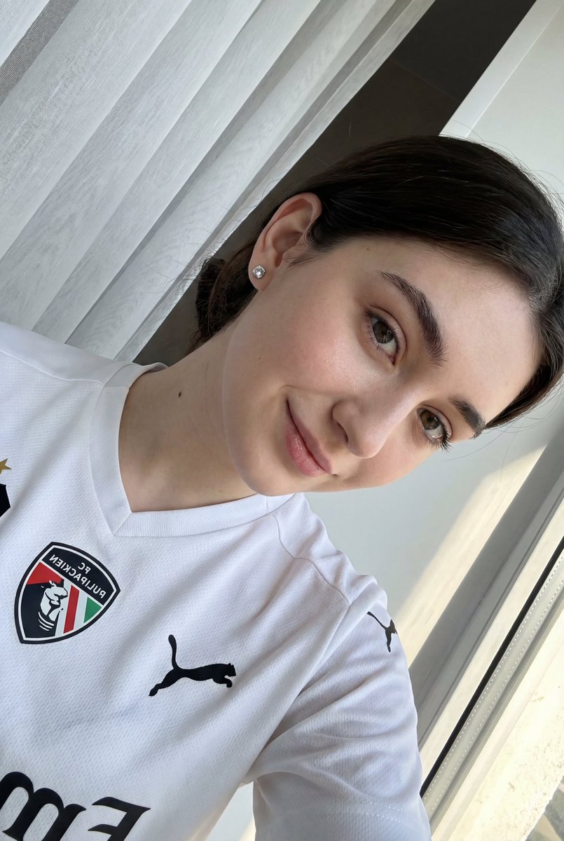 Profile / Avatar - Detailed JSON prompt for a casual portrait of a young woman in a sports jersey — output 1