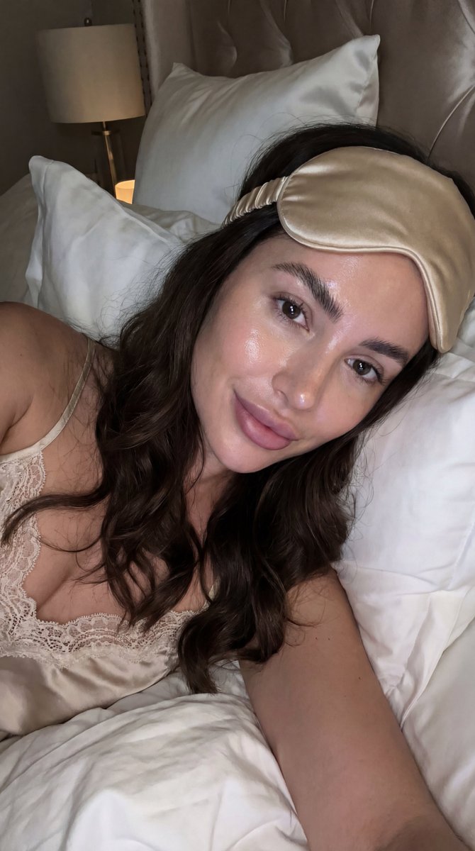 Profile / Avatar - Influencer Candid Bedtime Selfie (Clean Girl Aesthetic) — output 1