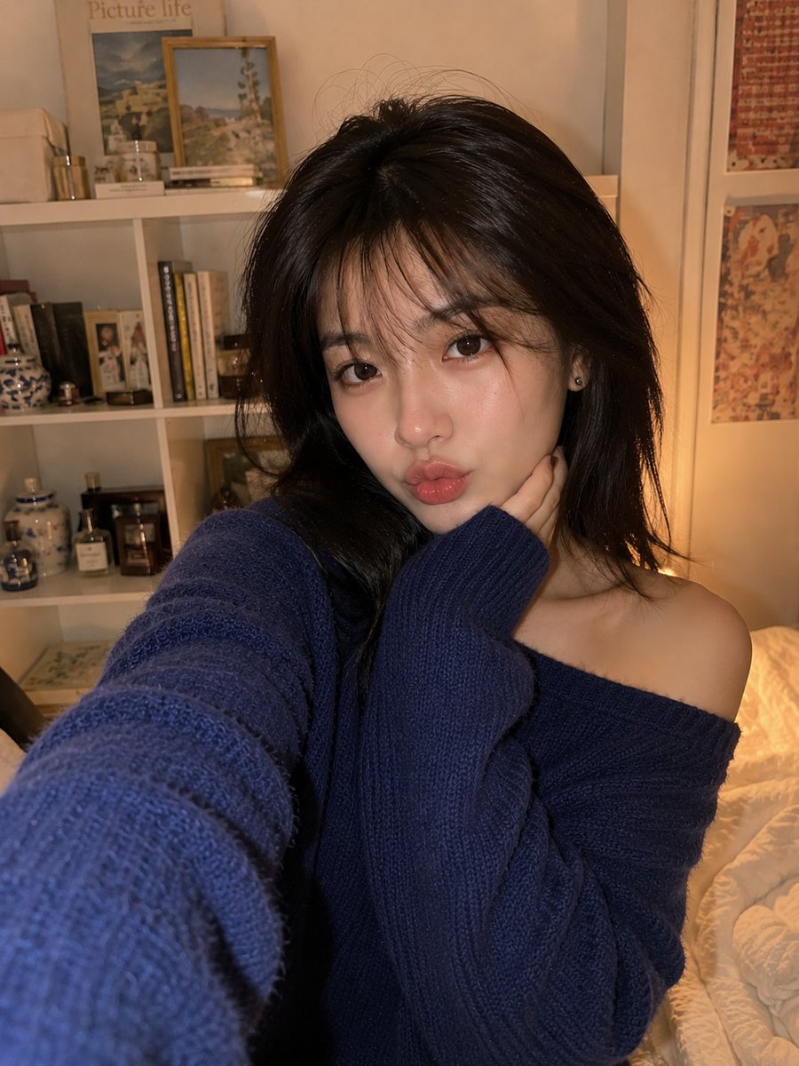Profile / Avatar - Aesthetic Smartphone Bedroom Selfie — output 1