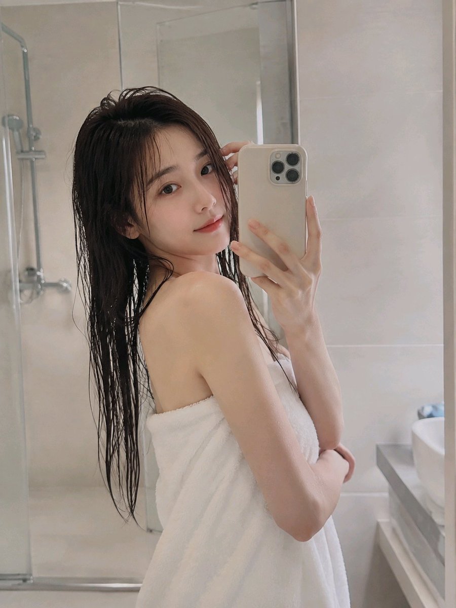 Profile / Avatar - Realistic Bathroom Selfie Portrait — output 1